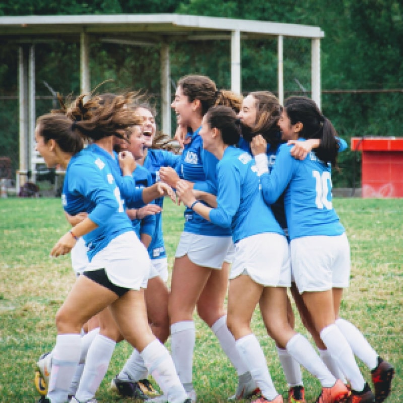Alumnas de Cumbres Guadalajara ganando partido de fútbol.
