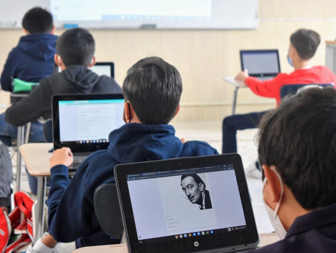 Alumnos utilizando computadoras para aprender en clase en Cumbres Guadalajara